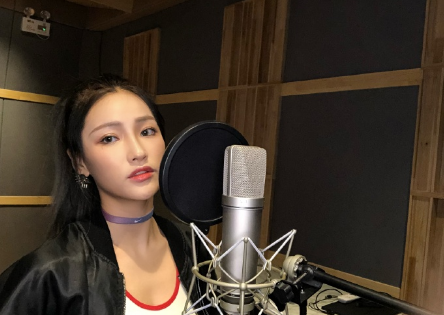 《青2》蔡徐坤合作舞台,与许馨文亲密靠背杀,许馨文满满求生欲