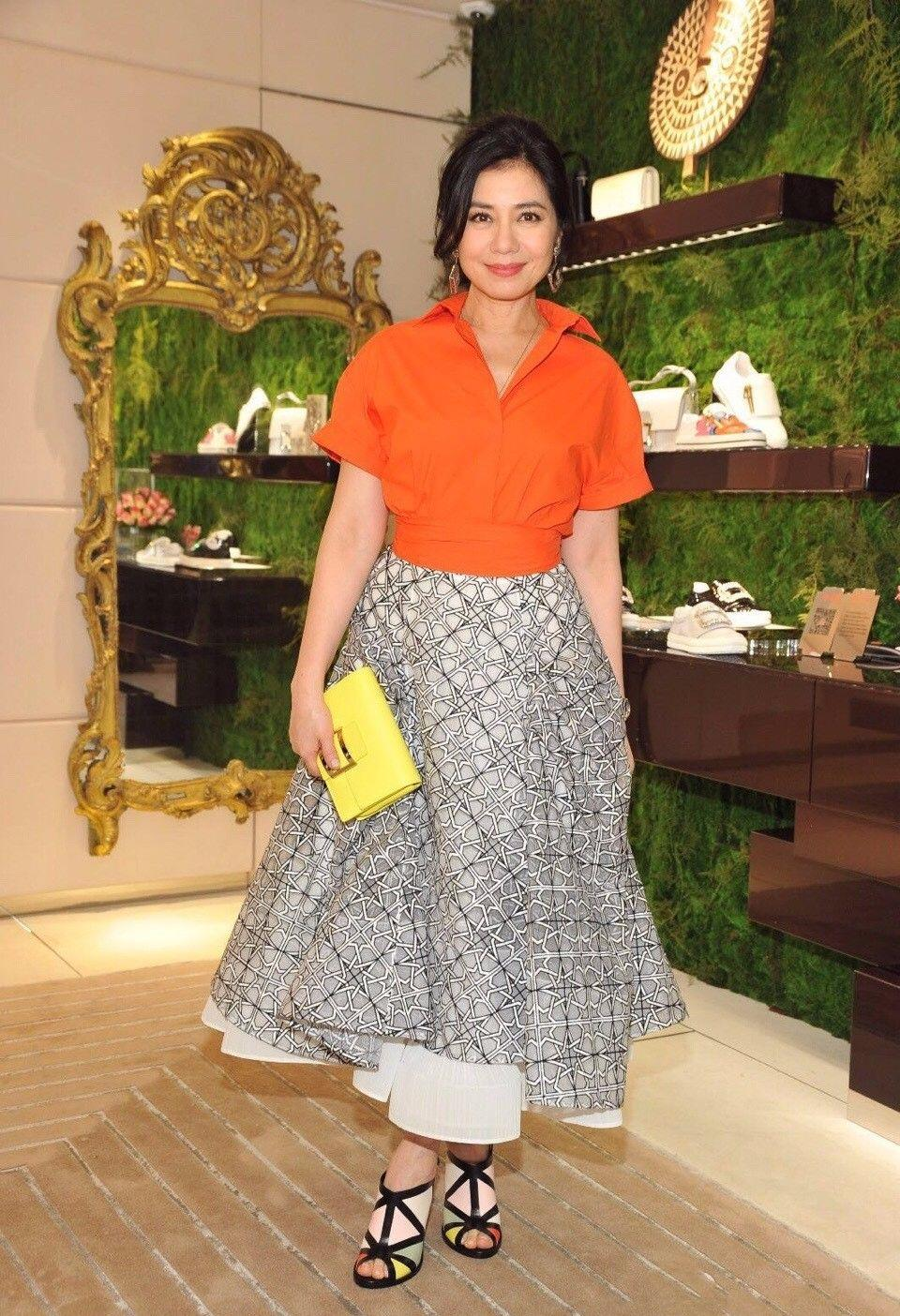 钟楚红60岁依旧风华绝代一袭黑白拼接连衣裙优雅高贵端庄大气