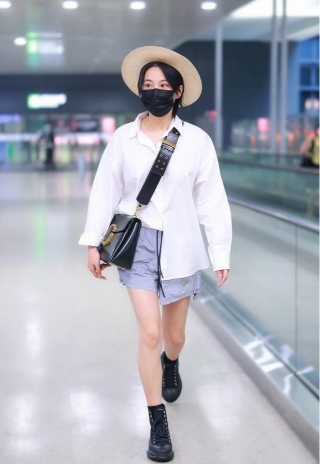 下身搭配黑色紧身牛仔裤,简约百搭而又经典时尚,将张馨予的大长腿优势