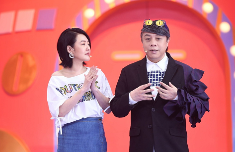 小s蔡康永同框太有默契一个穿白t恤清爽减龄黑外套好时髦