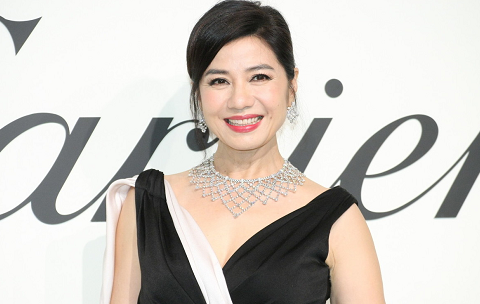 钟楚红60岁依旧风华绝代一袭黑白拼接连衣裙优雅高贵端庄大气