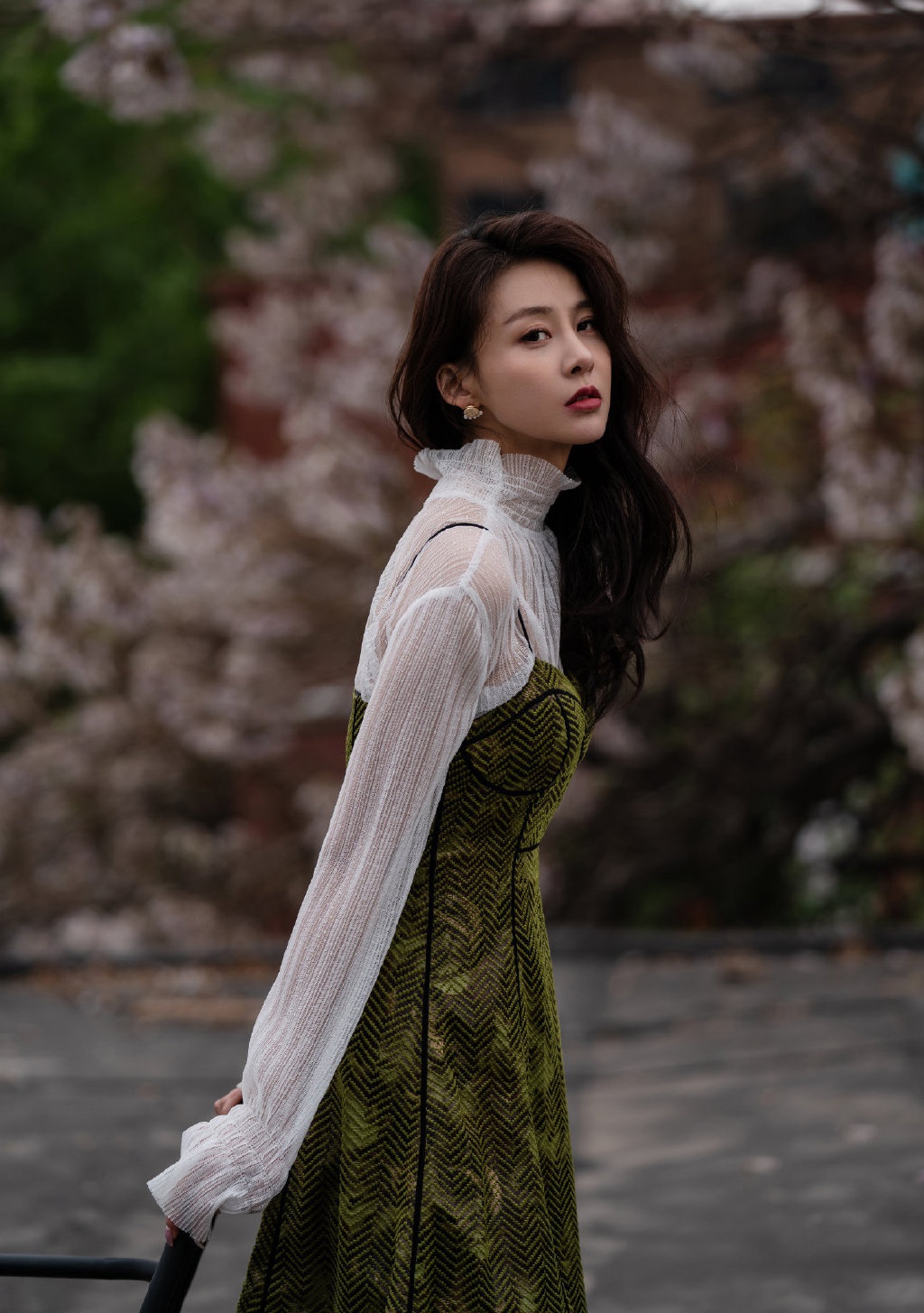 她放弃唱歌因妻子的谎言大红今穿绿色轻纱裙娇俏清纯