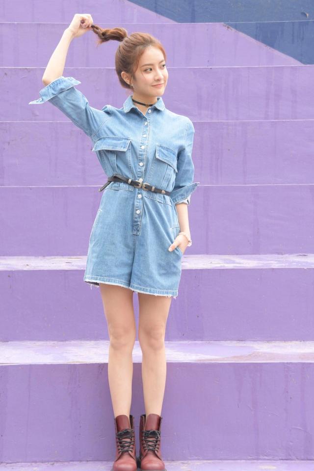 赖雨蒙好"敢穿",白衬衫配阔腿裤,还要罩一件抹胸,却格外时髦