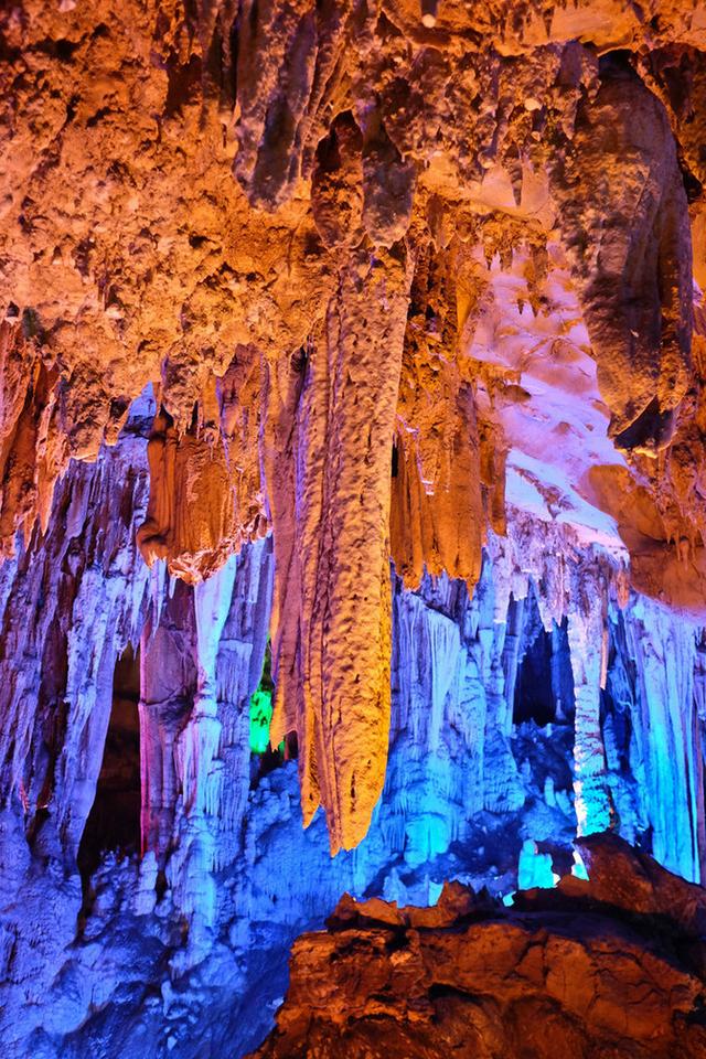 这里是中国第一悬空溶洞奇观,有绝美石柱美景,收藏了下次去