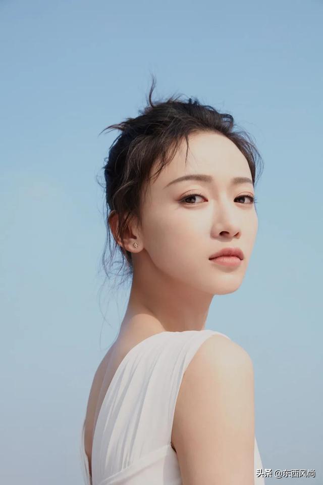 吴谨言清秀素雅的面容,白皙透亮的无瑕肌肤,焕发健康的动人神采