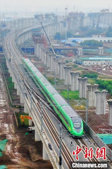 通沪铁路首跑"绿巨人"版复兴号动车组