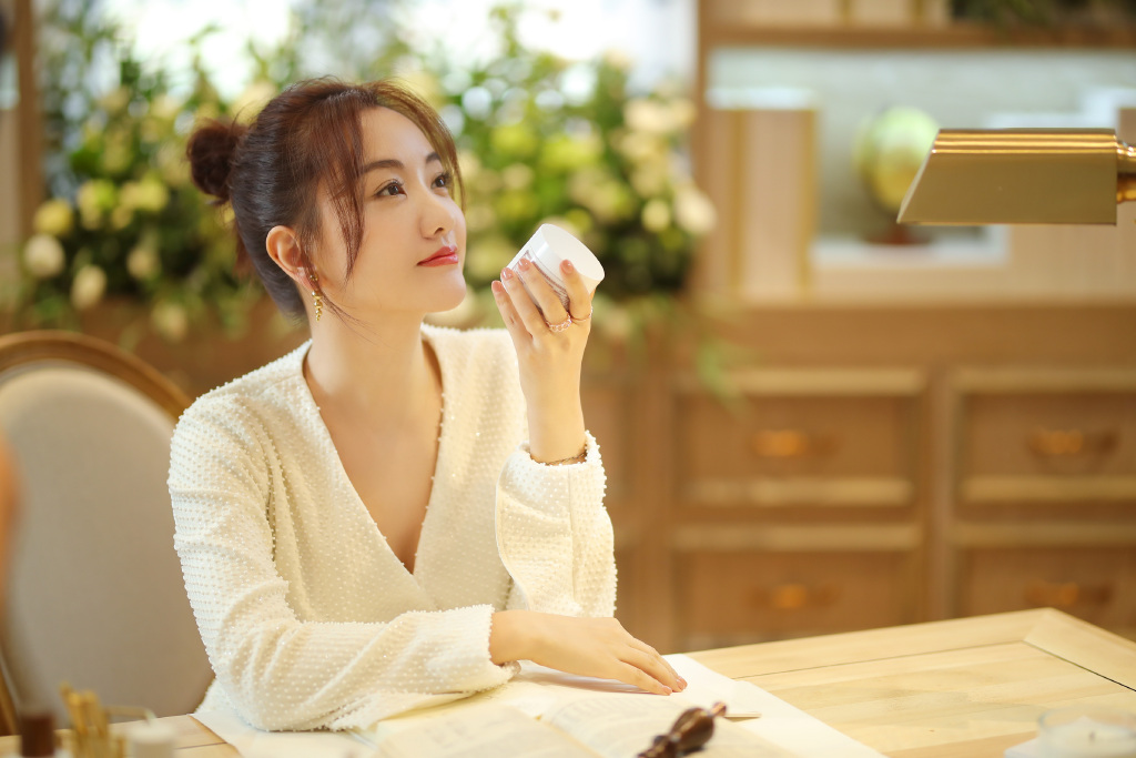 39岁杨蓉这气质绝了,穿2万5的印花连衣裙,站大树下灵动迷人