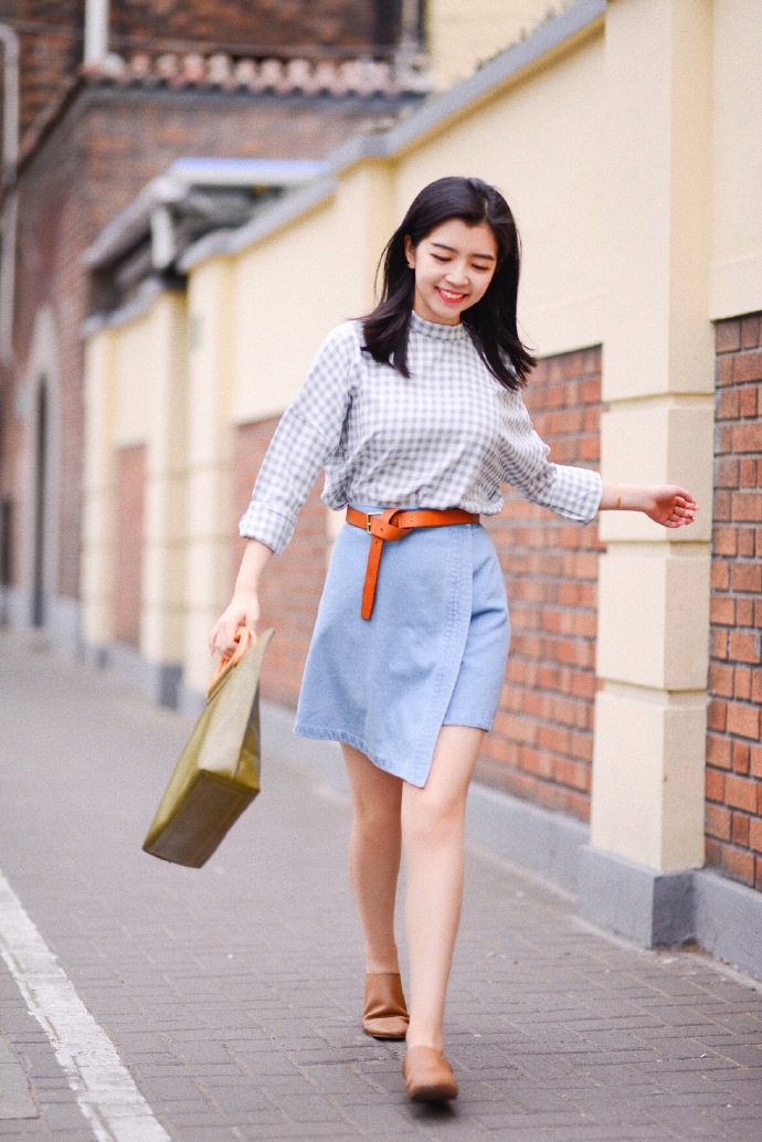 三木博主的夏日私服穿搭,格子衬衫配牛仔短裙精致迷人,俏皮洋气