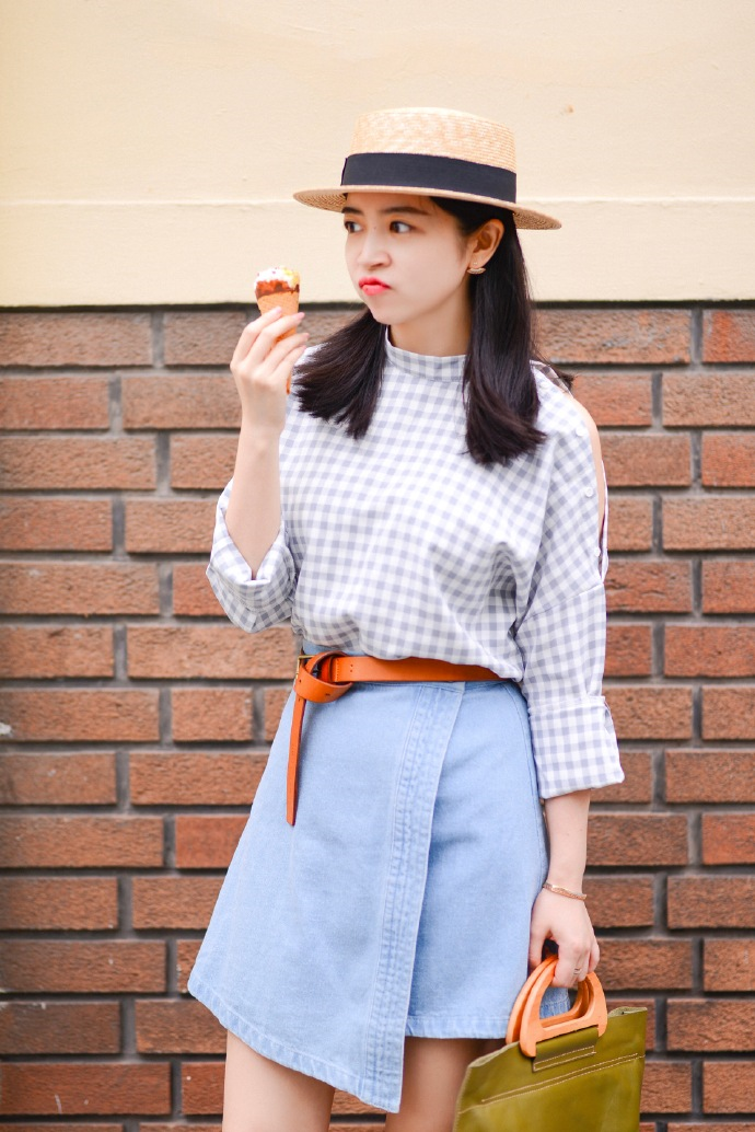 三木博主的夏日私服穿搭,格子衬衫配牛仔短裙精致迷人,俏皮洋气