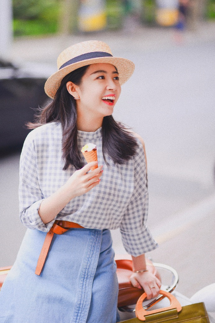 三木博主的夏日私服穿搭,格子衬衫配牛仔短裙精致迷人,俏皮洋气