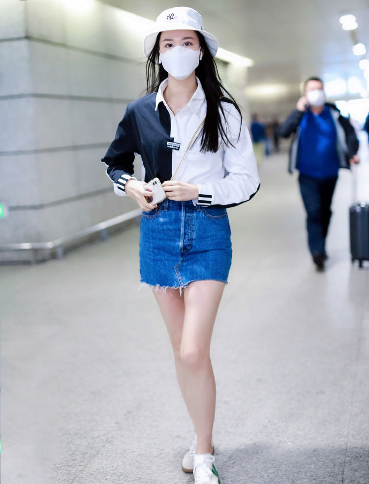 《清平乐》她演张贵妃,可私下却是少女一枚,穿超短裙美腿好吸睛