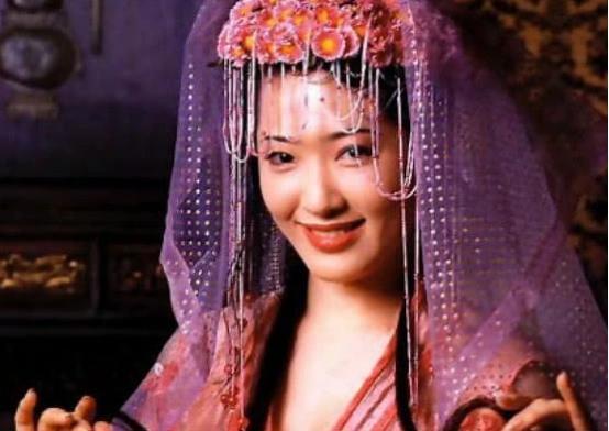 从专柜员工到宅男女神,她被称为"最美潘金莲",最红时选择嫁人