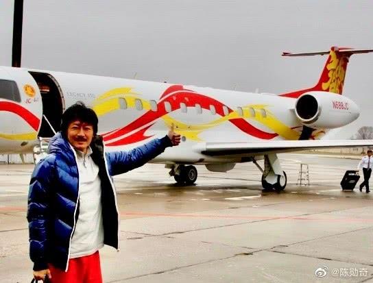 导演陈勋奇晒成龙私人飞机,两人一起乘坐只为新剧取景