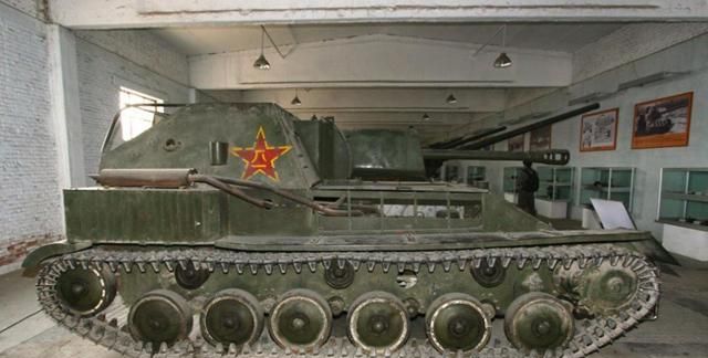 新中国第一代国产自行火炮,敞篷的70式122毫米自行榴弹炮