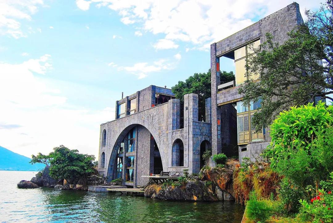 "月亮宫"杨丽萍就在这里建了两栋别墅被誉为"苍洱第一村"岛上的古渔村