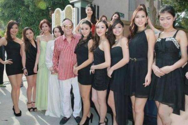 他是香港4大富豪却一生未婚交过上万女友如今84岁交30岁美女