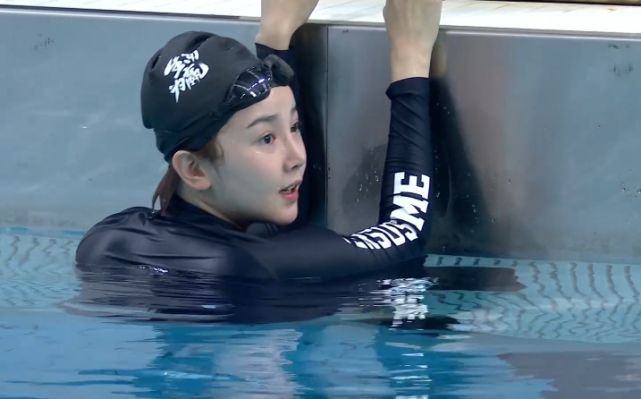 陈小纭游泳不卸妆虽夺得亚军却当众脱妆鼻子都在庆祝