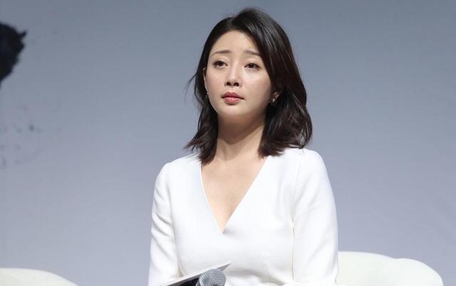 殷桃出席活动,穿v领白色喇叭袖上衣,再度修饰出凹凸好身材