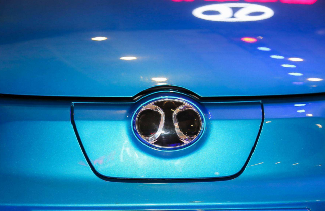 北汽"猪鼻子"车标被放弃,看见新车标,网友:求你换回来-新浪汽车