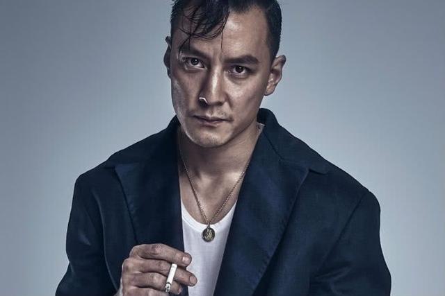 45岁吴彦祖晒自拍满脸通红发际线后移严重额头光秃秃岁月无情