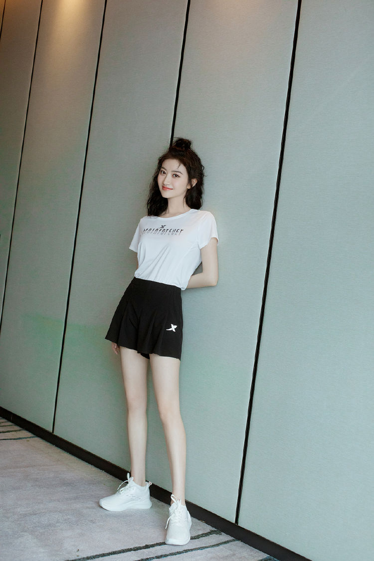 景甜迷彩外套配西装个性时髦,露一截打底裤,意外显得腿更修长了