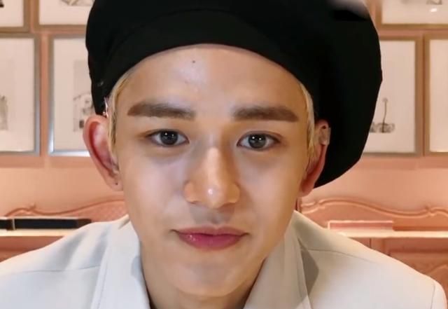 黄旭熙室内录节目全程戴帽子