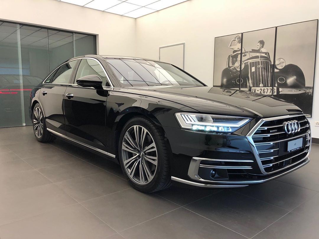 奥迪a8实车 黑色的造型更加大气商务