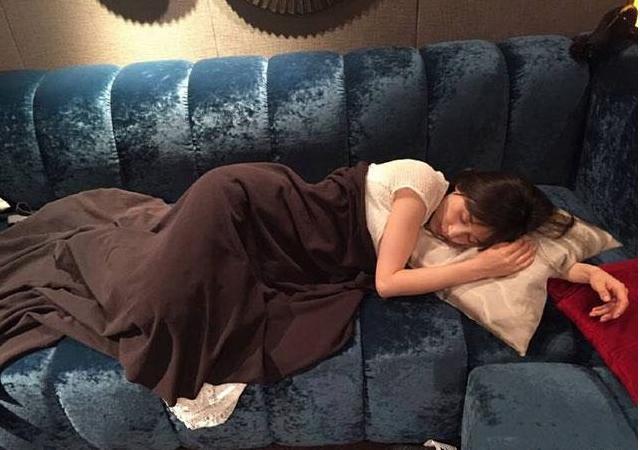 参观王子文住的豪宅,生活中比较随性,经常直接在沙发上睡觉