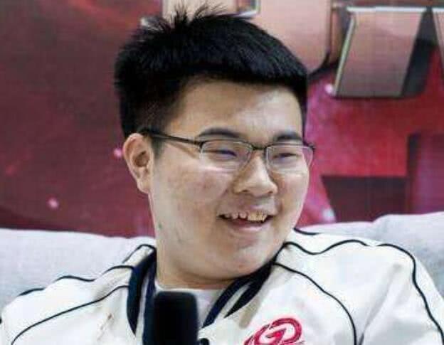 主播蜜蜂直播口嗨韦神,直言他比赛打得这么差,还笑得那么开心|虎牙