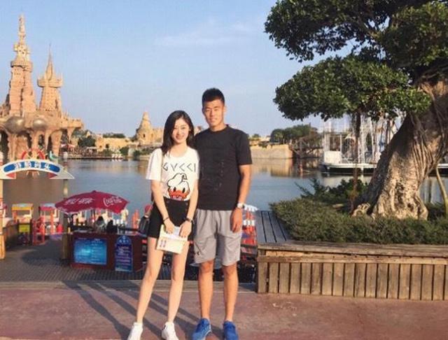 曾主动放弃外国籍,妻子是英国高材生|谭龙|崔佳|国足_新浪新闻