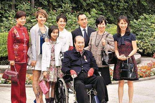 98岁赌王何鸿燊去世,他生前如何哄4个老婆17个子女开心?