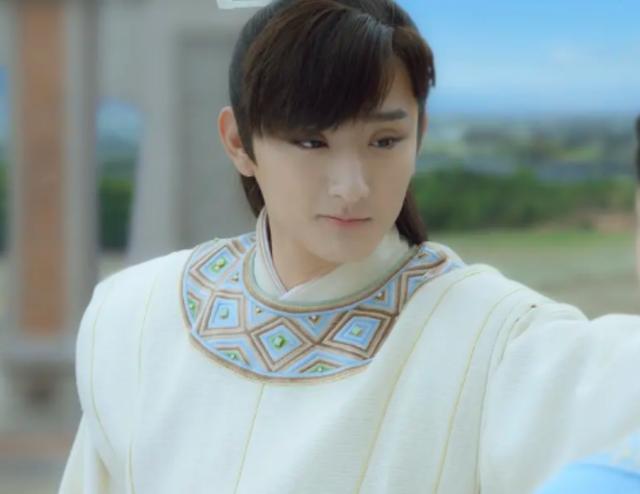 按照剧中的设定,于小彤饰演的原非白是战国时代四大公子之首,更是"