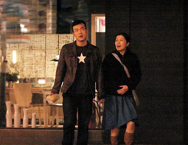 45岁廖凡与50岁妻子罕见同框,夫妻互动恩爱甜蜜|霍昕|廖凡|妻子_新浪