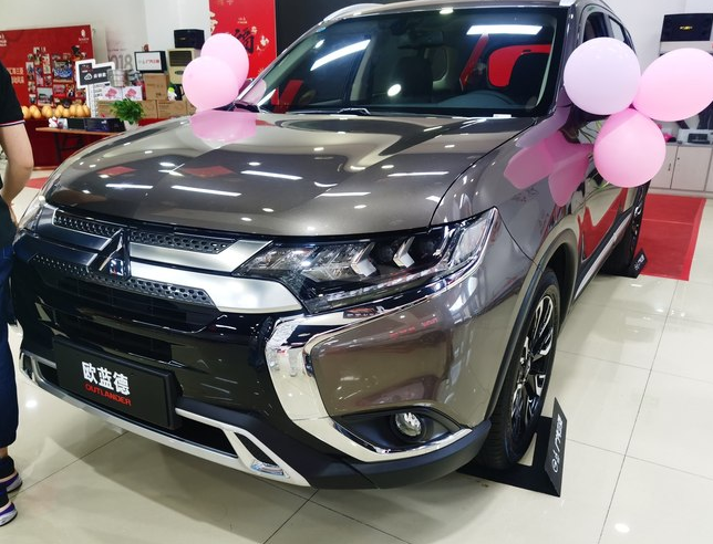 2020款三菱欧蓝德到店,车长超4.7米,配适时四驱 led日间行车灯