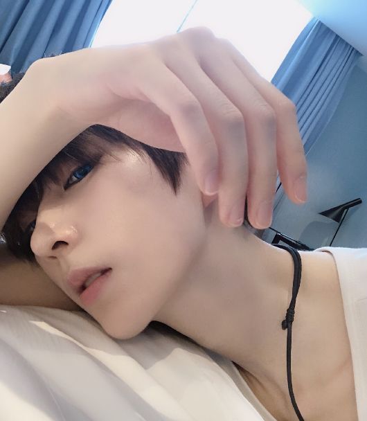 熊祁终于放弃cos?看到他"纯素颜照",网友:曾经的qq头像