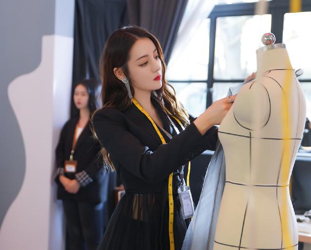 热巴新剧化身设计师,造型百变贼惊艳,堪称行走中的穿搭教科书