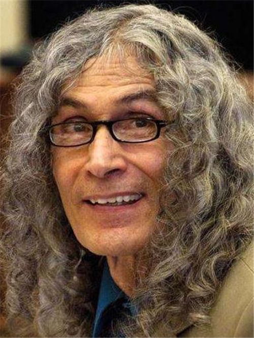 罗德尼·阿尔卡拉,1943年出生于美国德克萨斯州的圣安东尼奥,11岁时