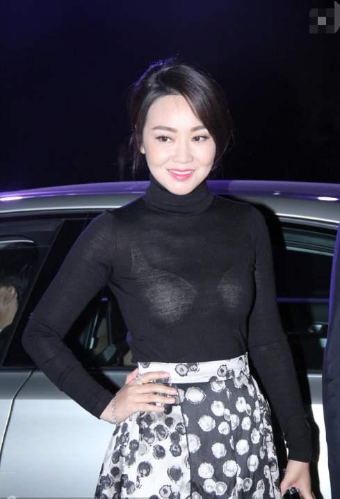 48岁闫妮拍摄的水下大片明明一丝不露却看得人心砰砰跳