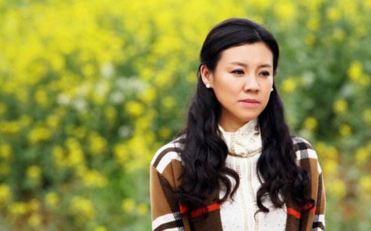 她曾经是北影校花,现在却无戏可演,大她23岁男友把她宠成公主