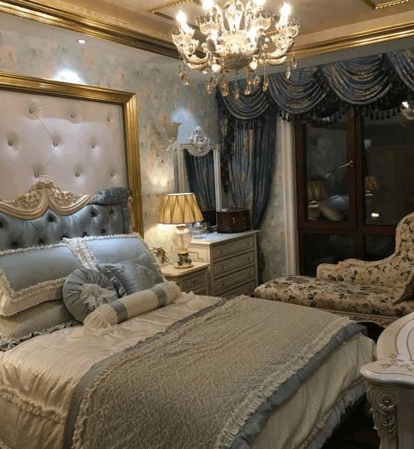 这才是真正有钱人家的别墅,花了250万装修,沙发就几十万