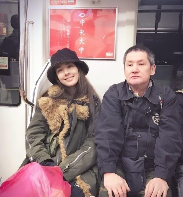 陪爸爸出游穿3万4大衣只配1000马丁靴