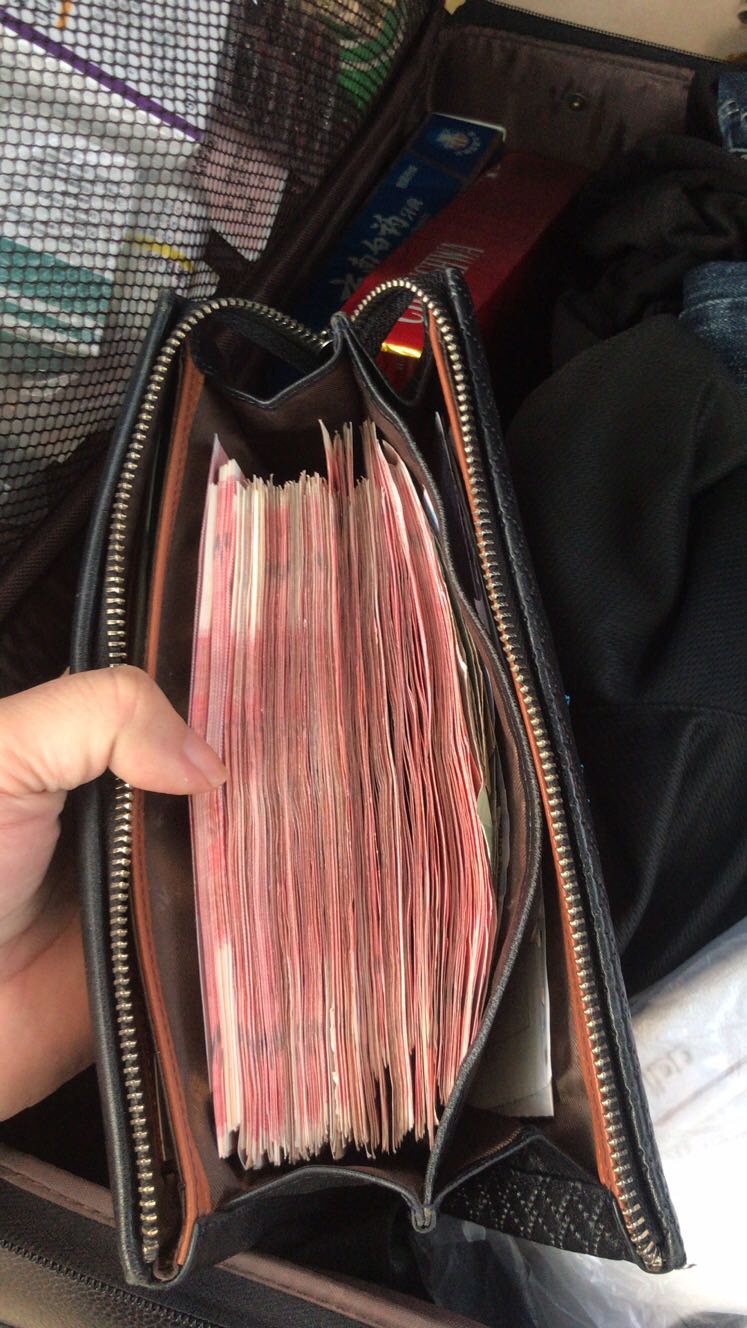 这个行李箱发现大量现金,出租车司机喊失主来认领