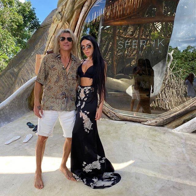 又1个足坛渣男？53岁巨星将与27岁嫩模结婚，被前妻指控出轨+家暴休闲区蓝鸢梦想 - Www.slyday.coM