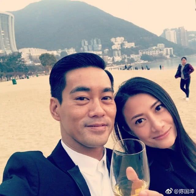 陈国坤和黄伊汶这对夫妻,也曾在娱乐圈里红极一时过.