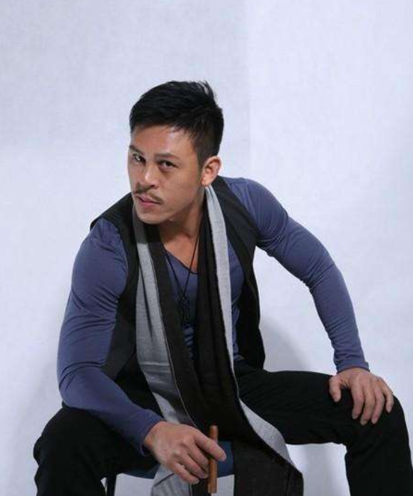 有着5000万身价的他,现在却只听命于星爷|释行宇|周星驰|星爷_新浪