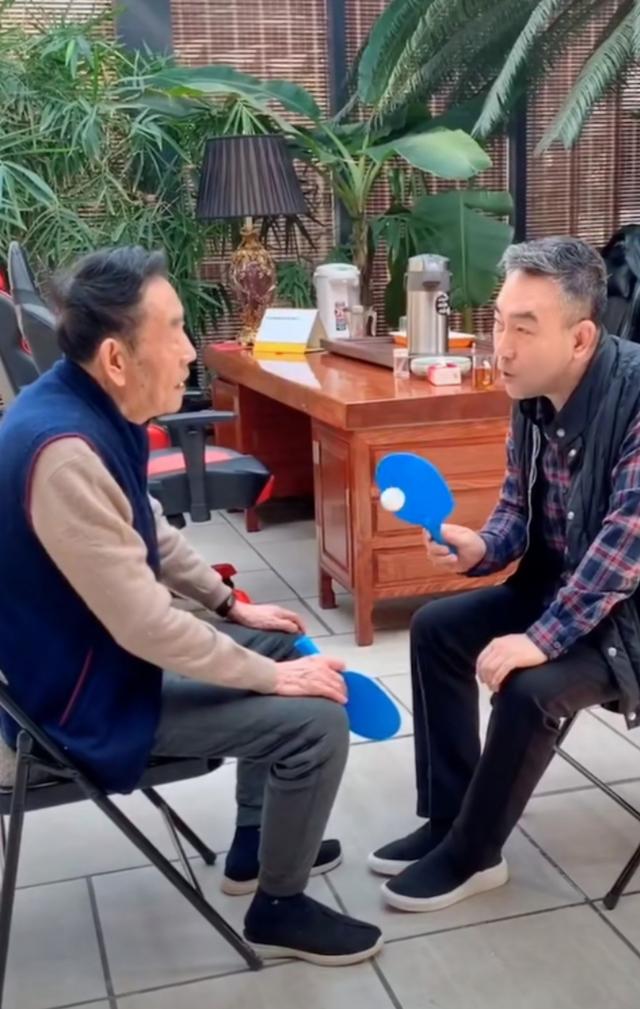 88岁杨少华想偷骑自行车锻炼身体,儿子杨议担心老爸受伤当场发怒