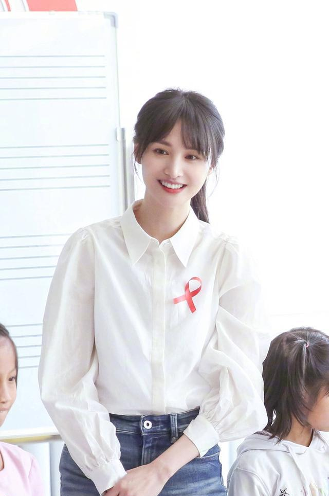 郑爽现身学校与孩子们互动超温馨!穿白衬衫搭低马尾美得像学生