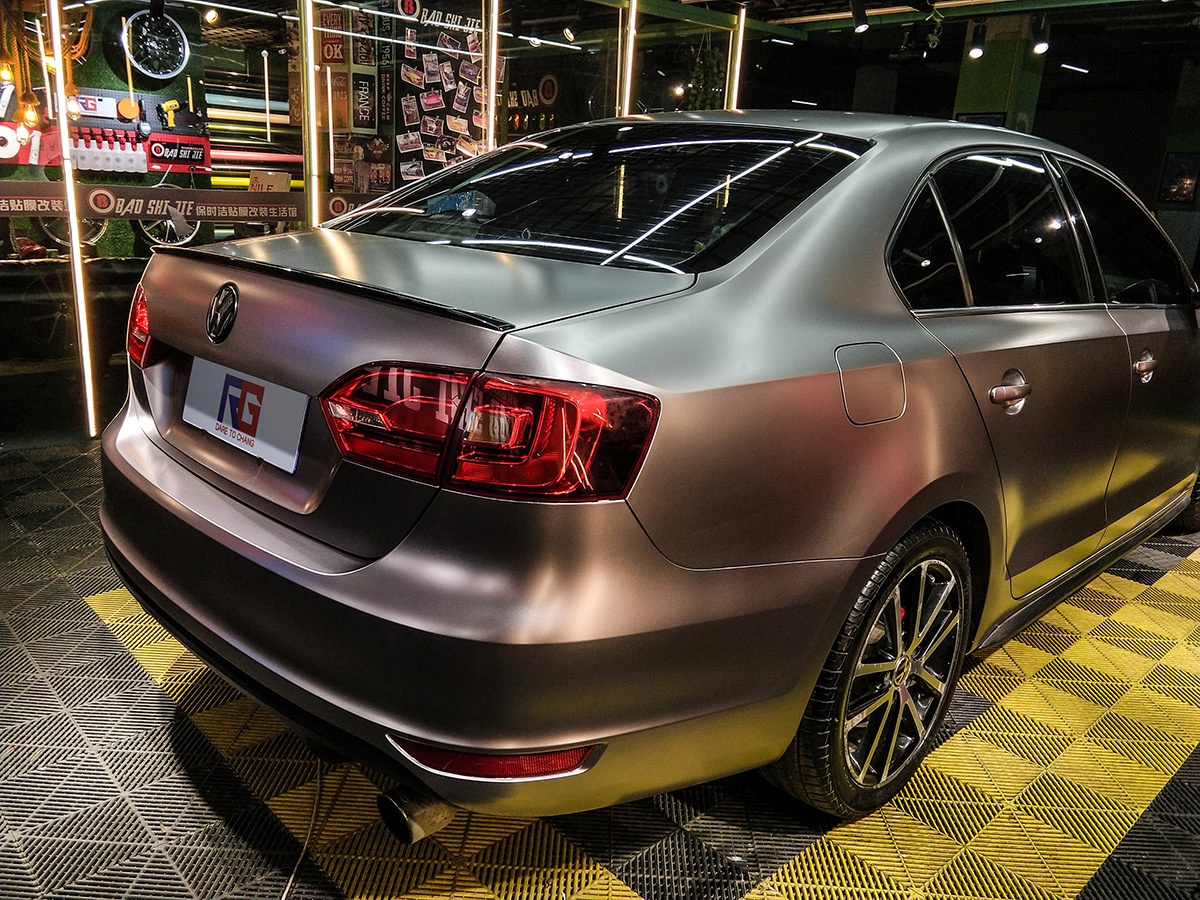 贴膜,小编今天给大家推出的是全网最新的大众朗逸车身改色膜电光战斗