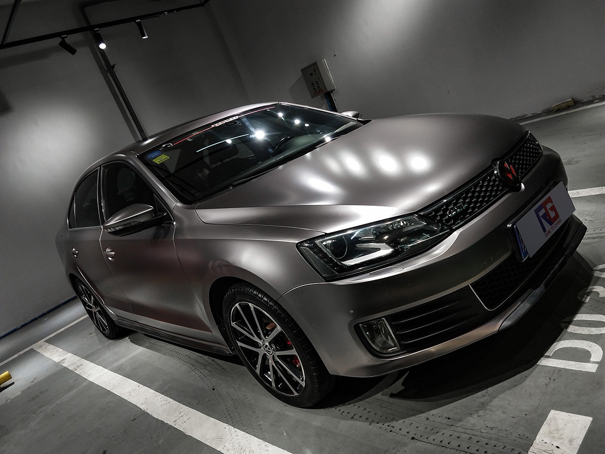 汽车贴膜成为一种时尚,让车看起来更酷又充满神秘感,这也吸引很多车主