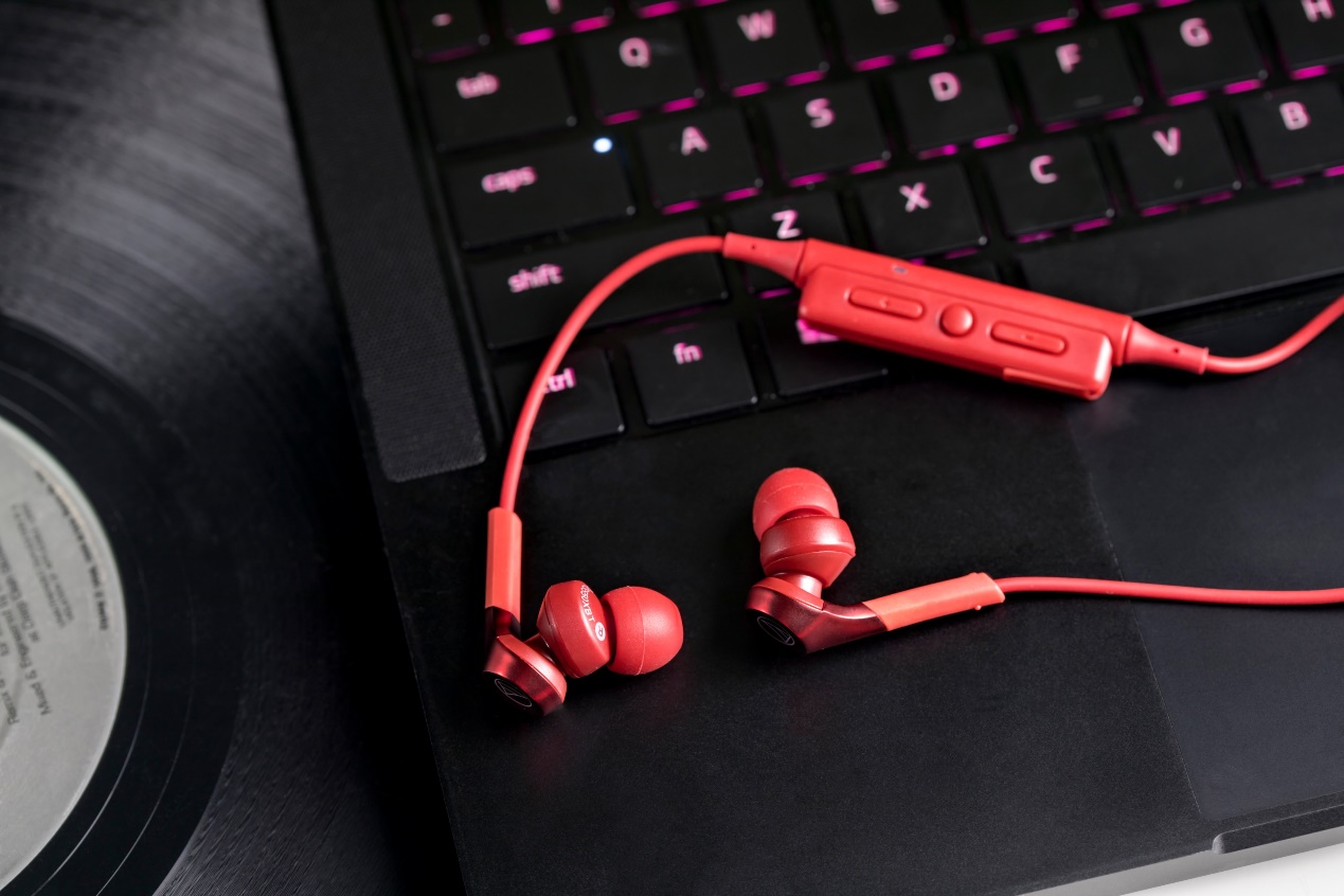 ath-cks550xbt 颈挂式运动无线蓝牙耳机而在音质方面,铁三角clr100bt